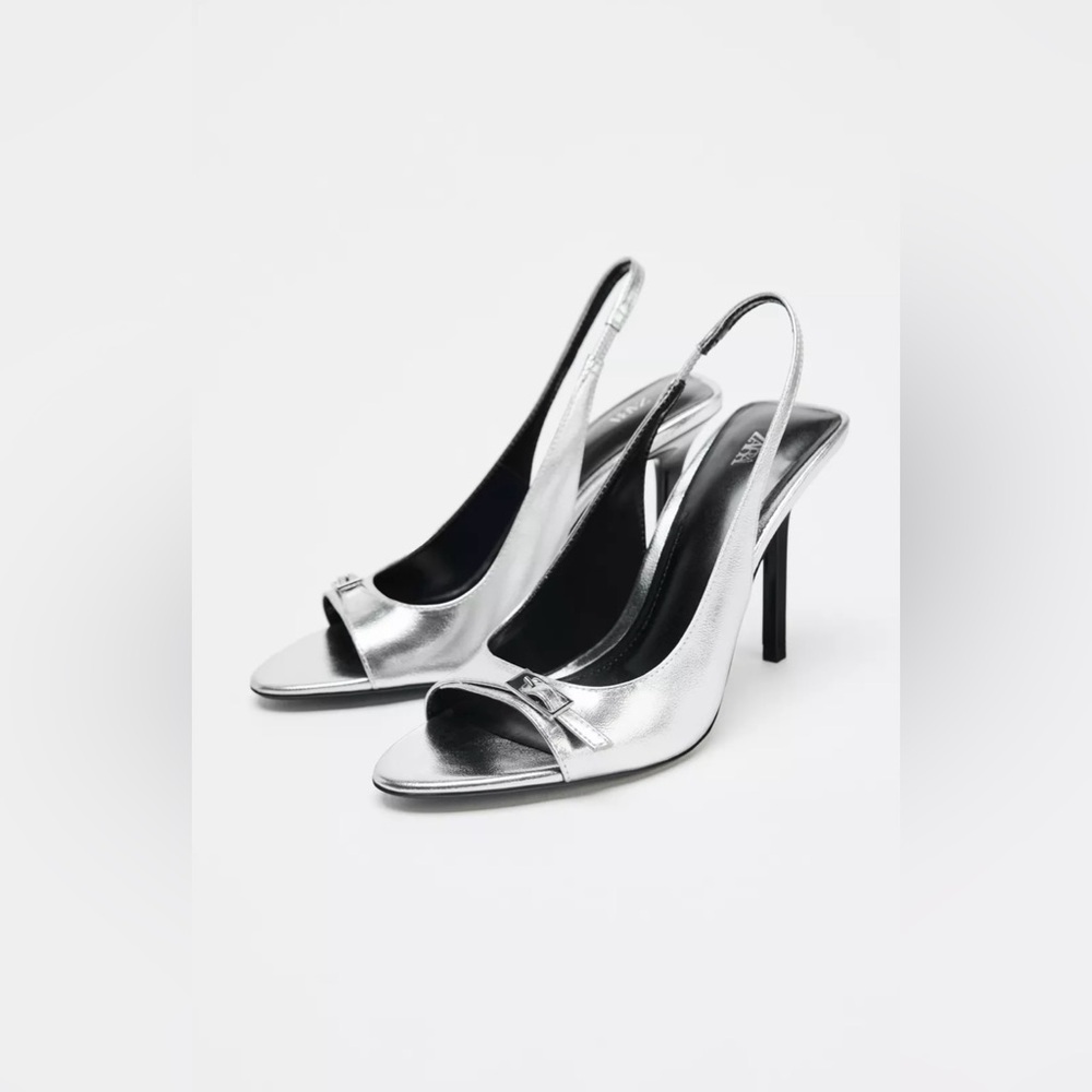 ZARA METALLIC EFFECT HEELED SANDALS
Color : SILVER * Size : 7.5